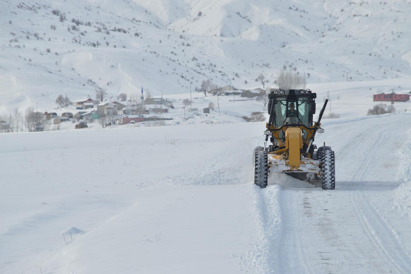 Ağrı'da kar nedeniyle kapanan 450 köy yolu açıldı